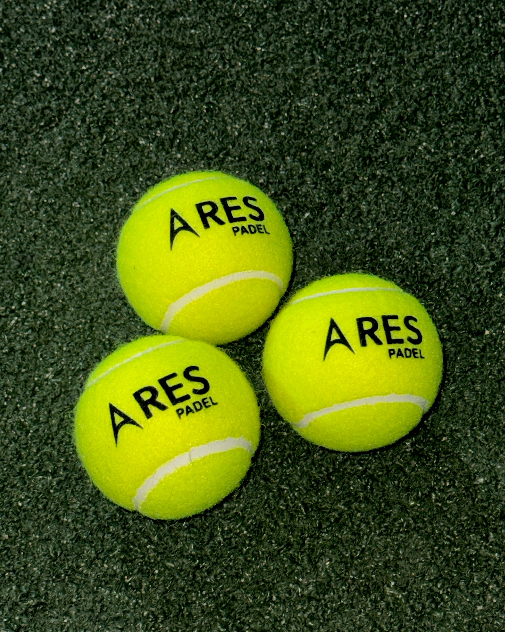 Caja con 24 tubos de padel presurizados